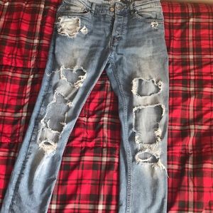 Distresses denim jeans